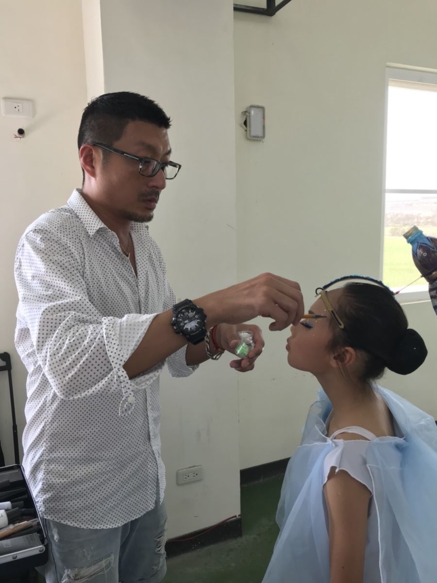 圖像裡可能有1 人、站立