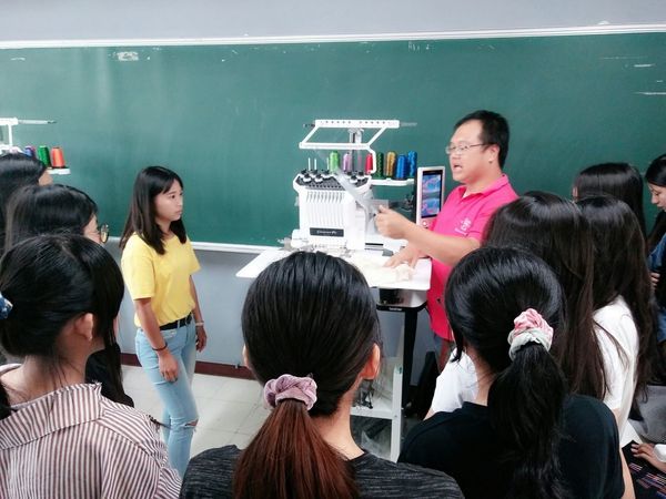 圖像裡可能有3 個人