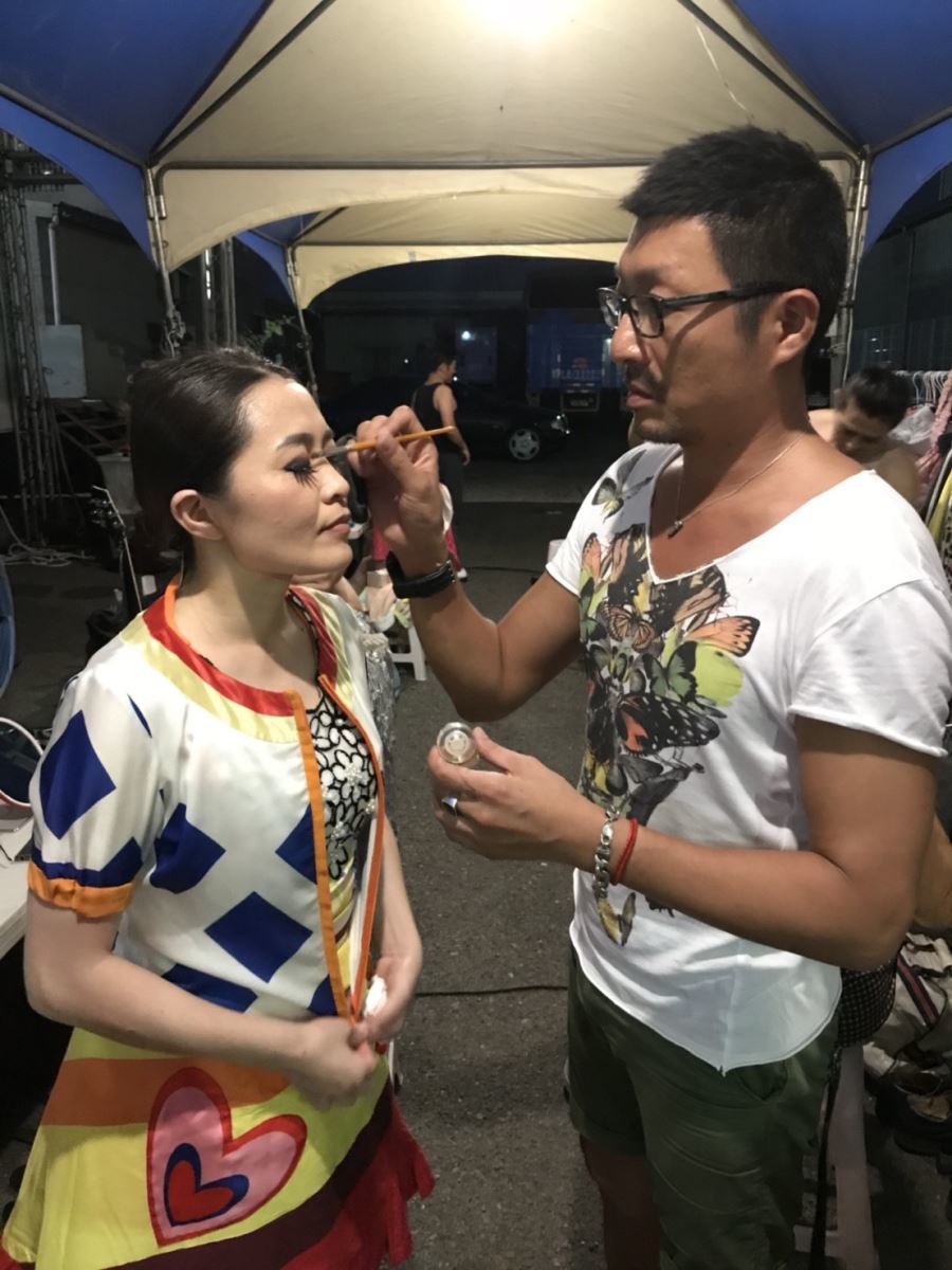 圖像裡可能有2 個人、大家站著