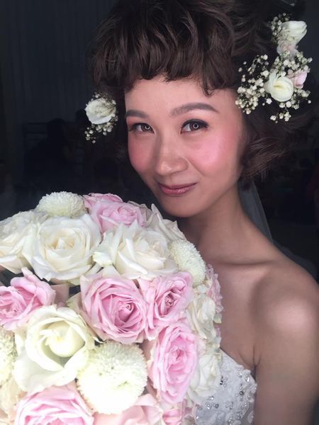 圖像裡可能有1 人、花和婚禮