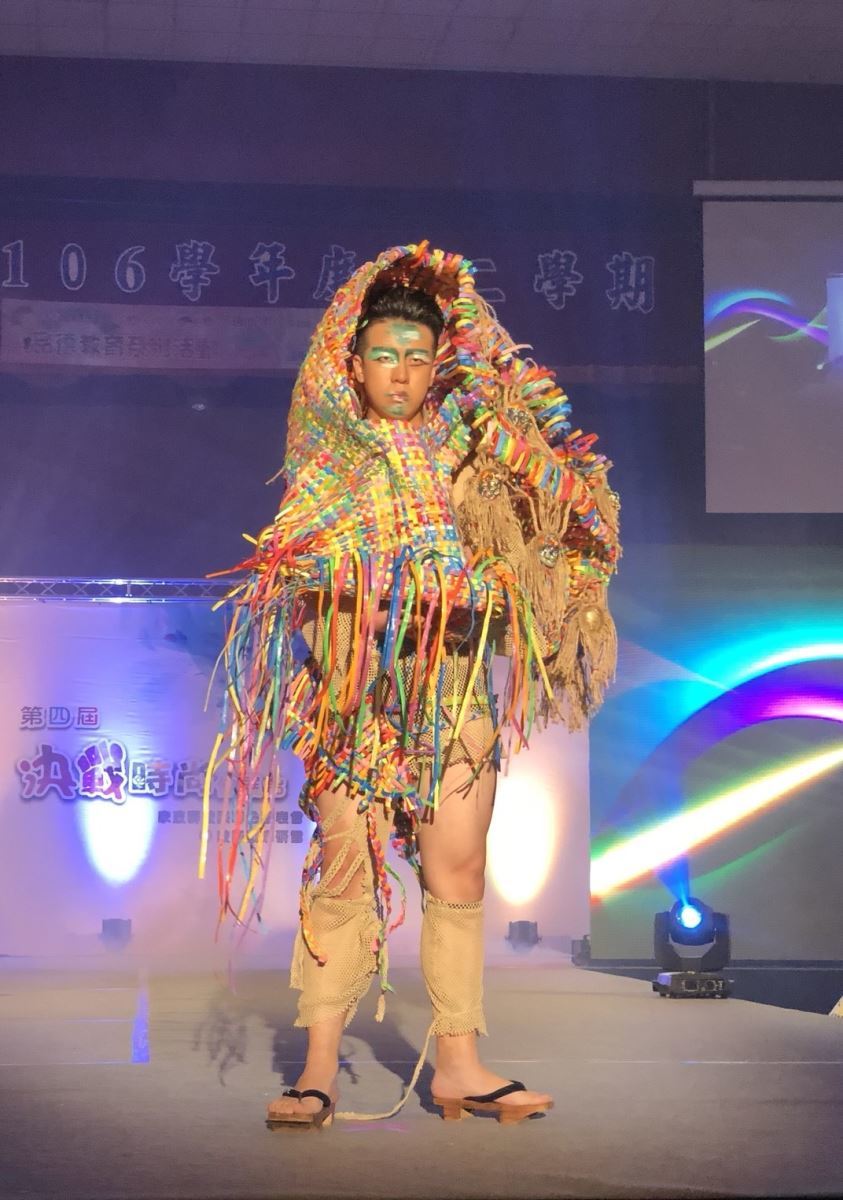 圖像裡可能有1 人、站立和在跳舞
