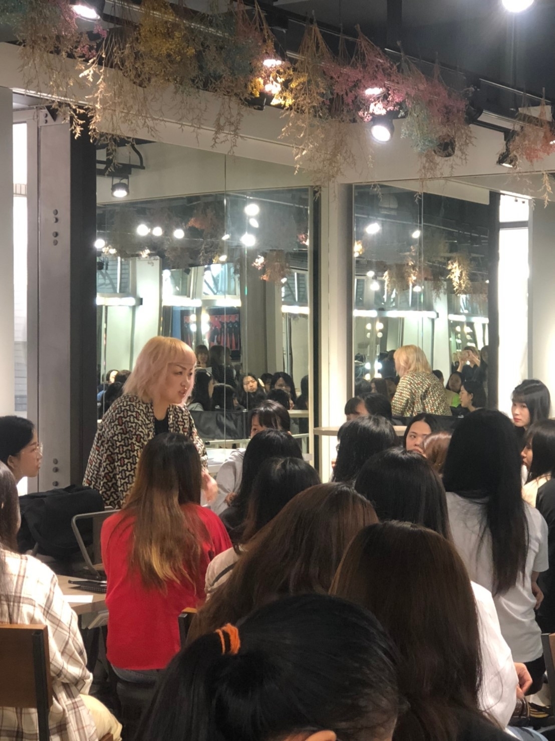 圖像裡可能有1 人、室內