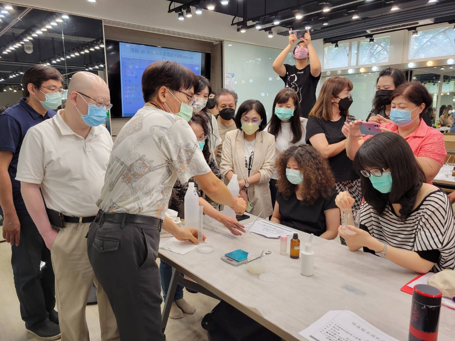 老師示範及講解調配步驟與注意事項