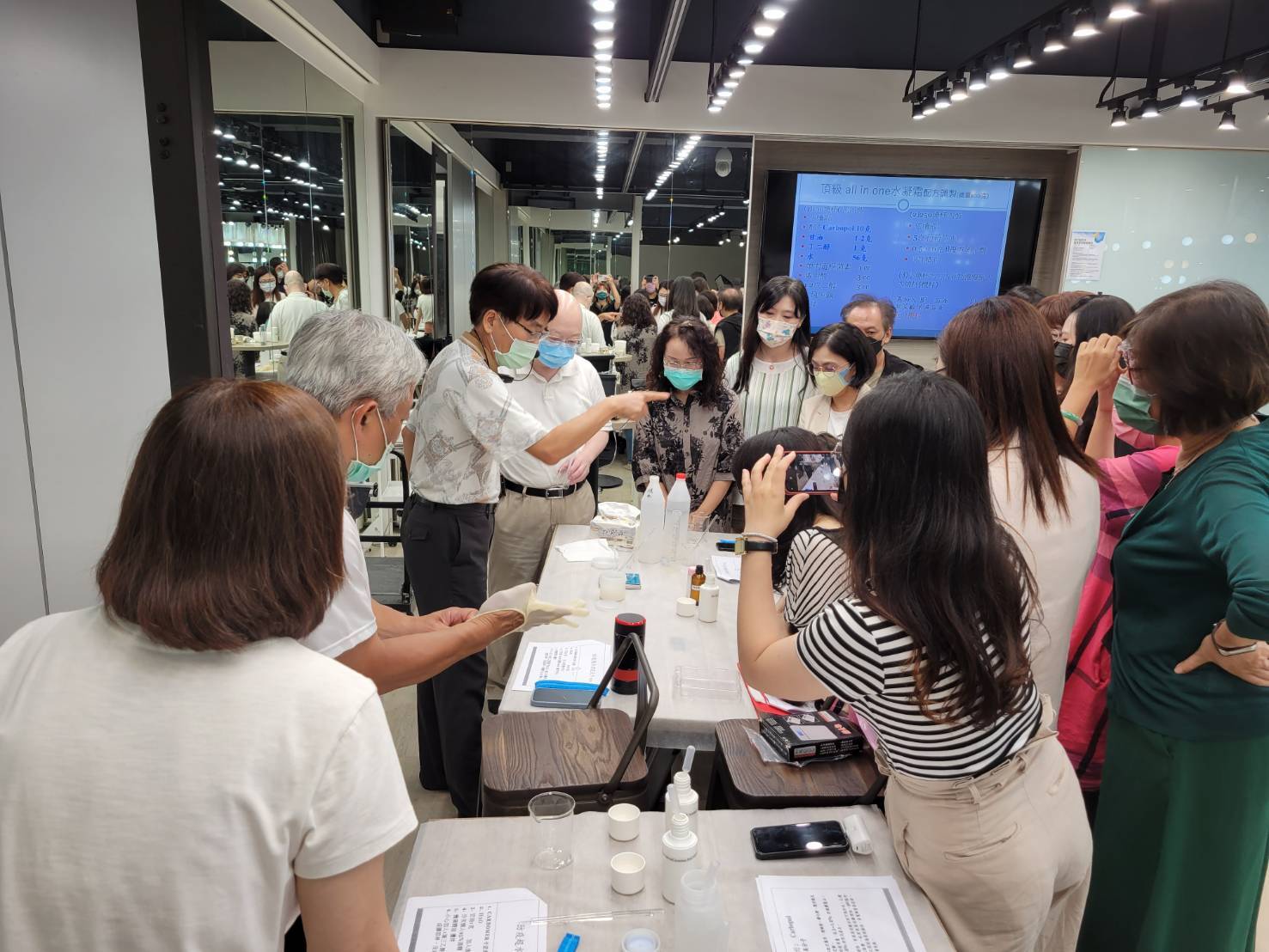 老師示範及講解調配步驟與注意事項