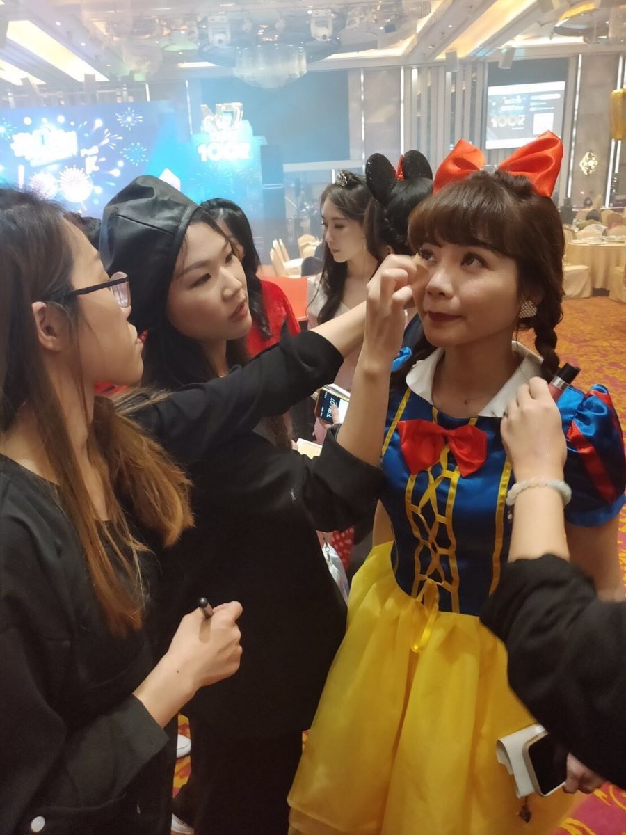 圖像裡可能有4 個人、大家站著