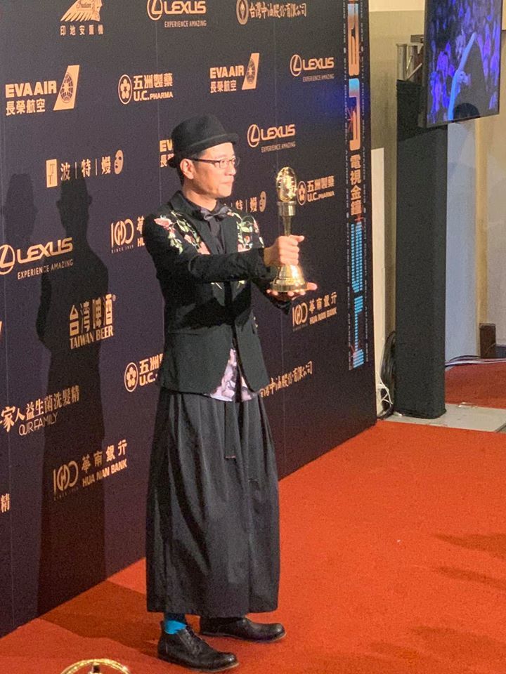 圖像裡可能有1 人、站立