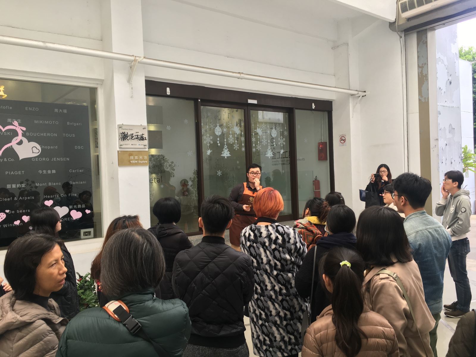 圖像裡可能有1 人、室內