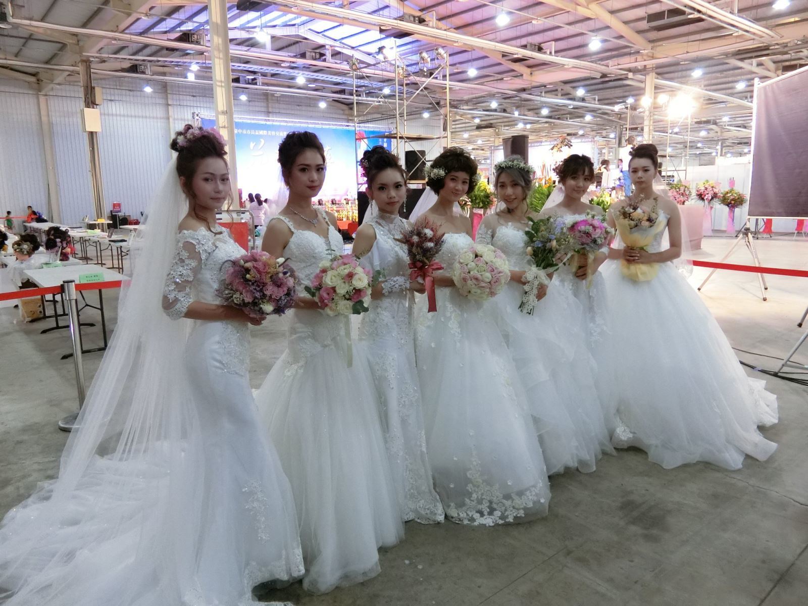 圖像裡可能有2 個人、大家站著和條紋