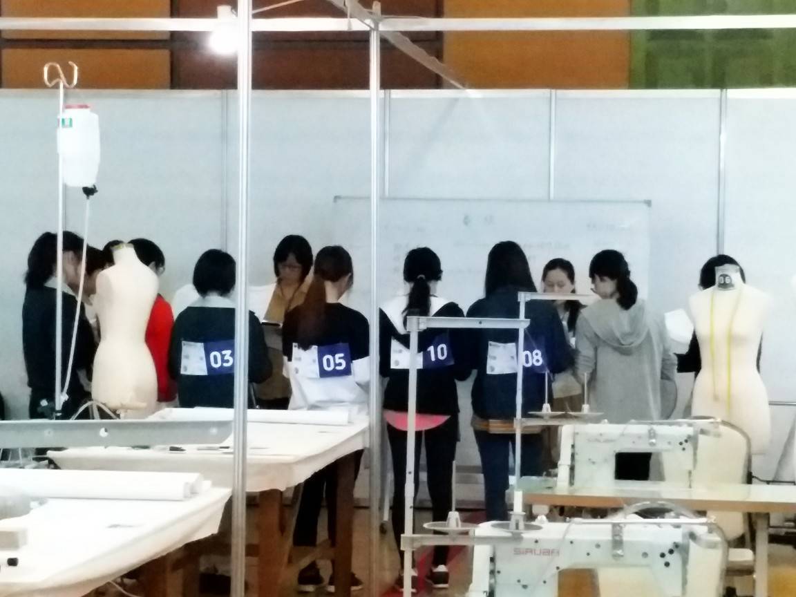 圖像裡可能有一或多人、大家坐著和室內
