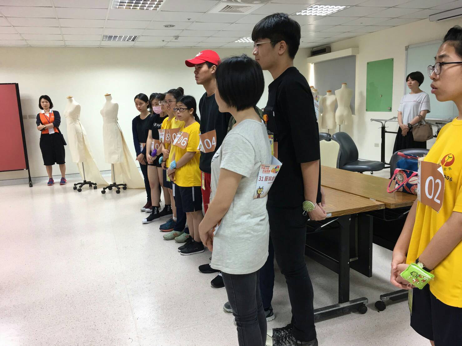 圖像裡可能有5 個人、大家站著、鞋子和室內