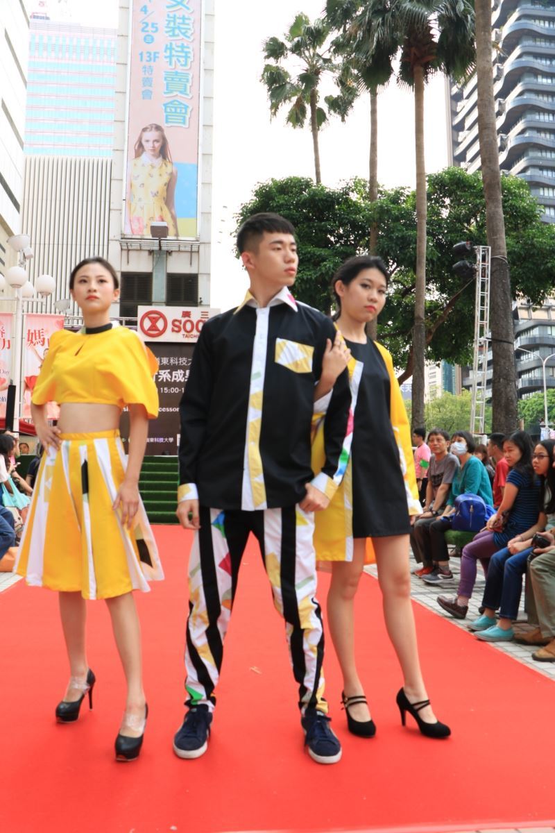 圖像裡可能有19 個人、大家站著