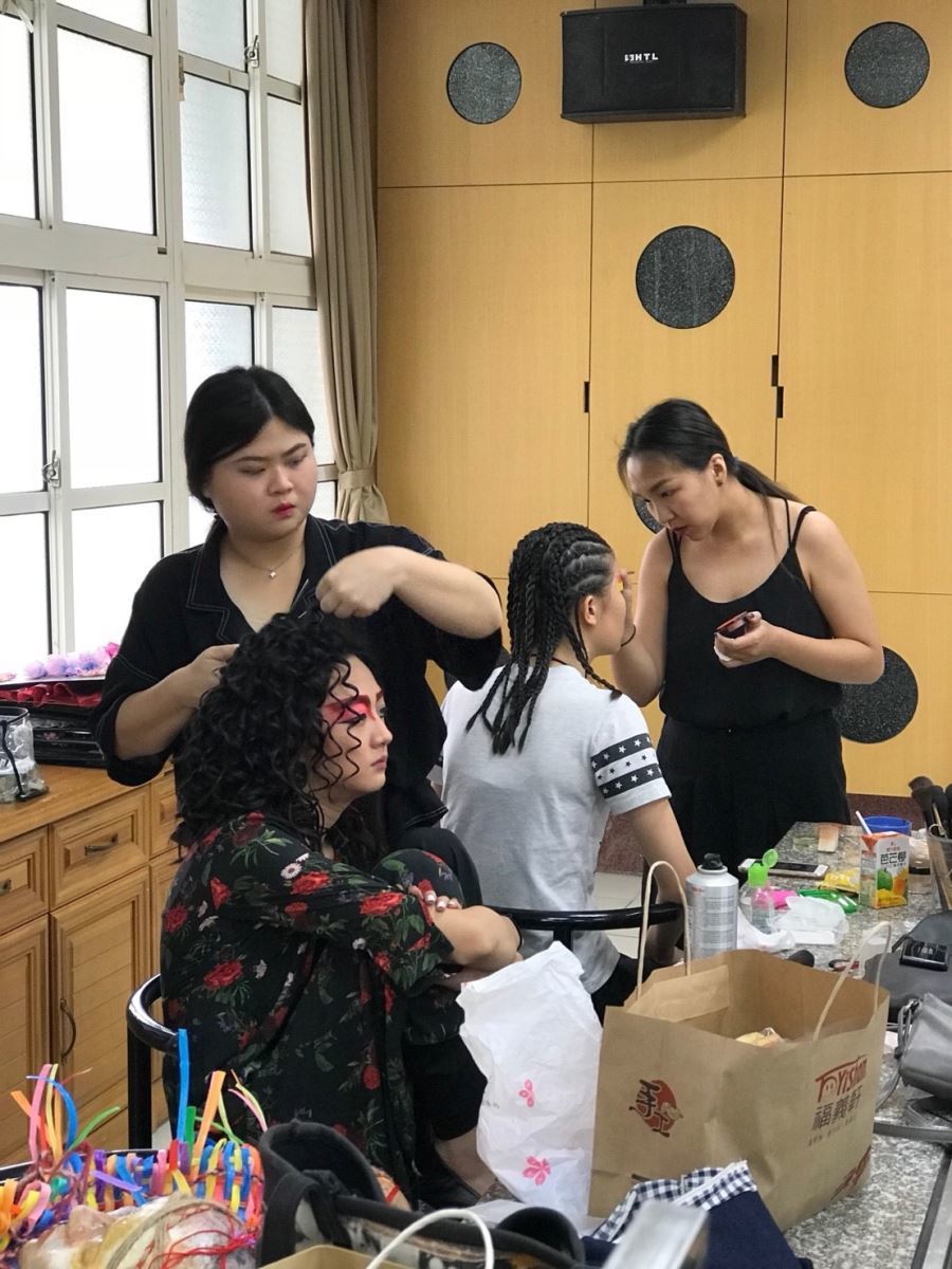 圖像裡可能有3 個人、室內