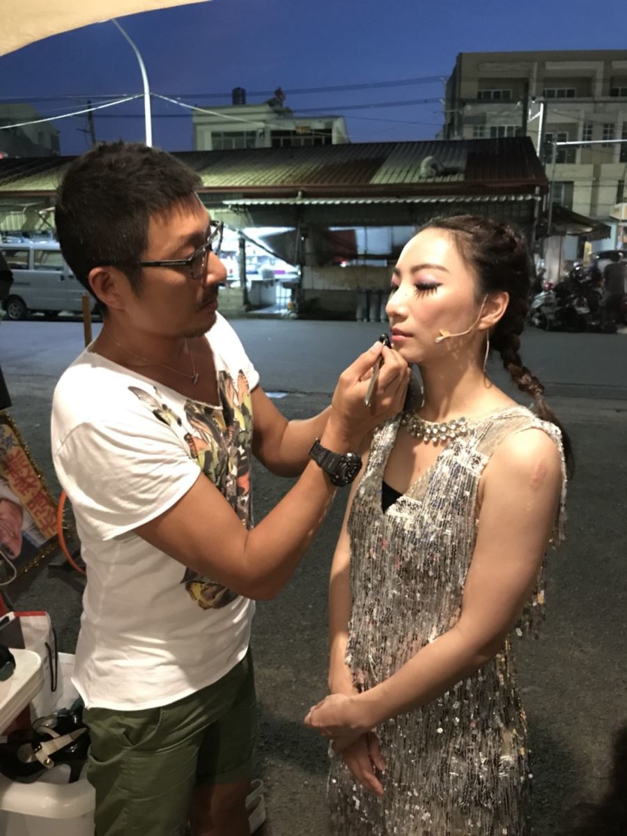 圖像裡可能有2 個人、大家站著