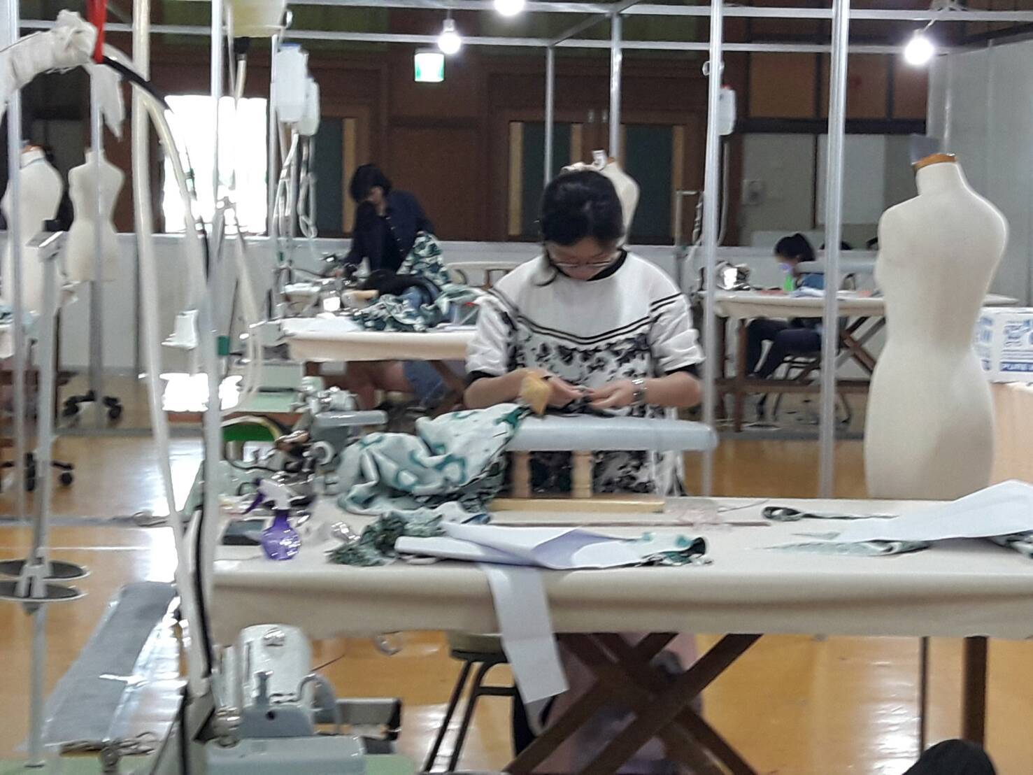 圖像裡可能有一或多人、大家坐著、表格和室內
