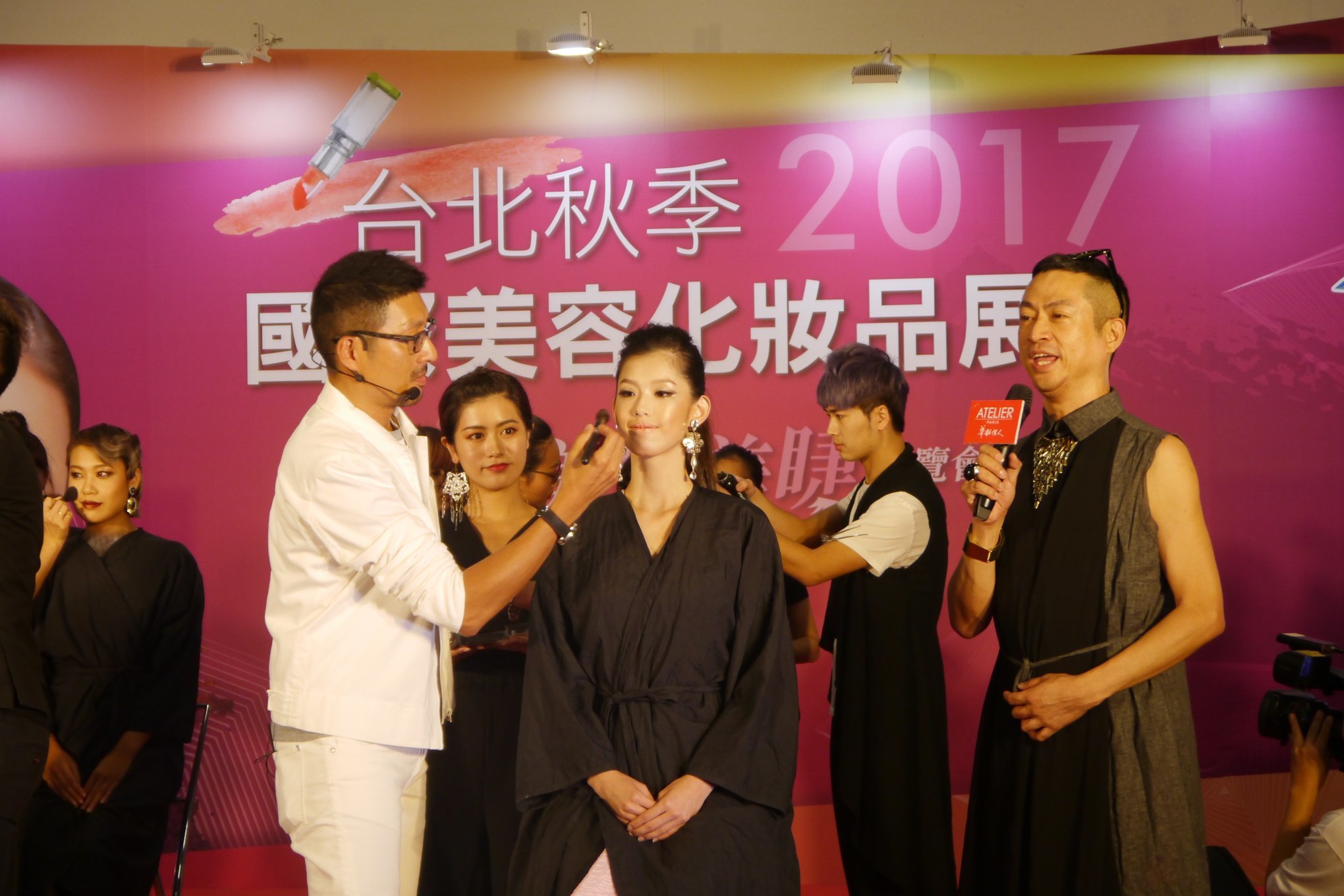 圖像裡可能有6 個人、大家站著和室內