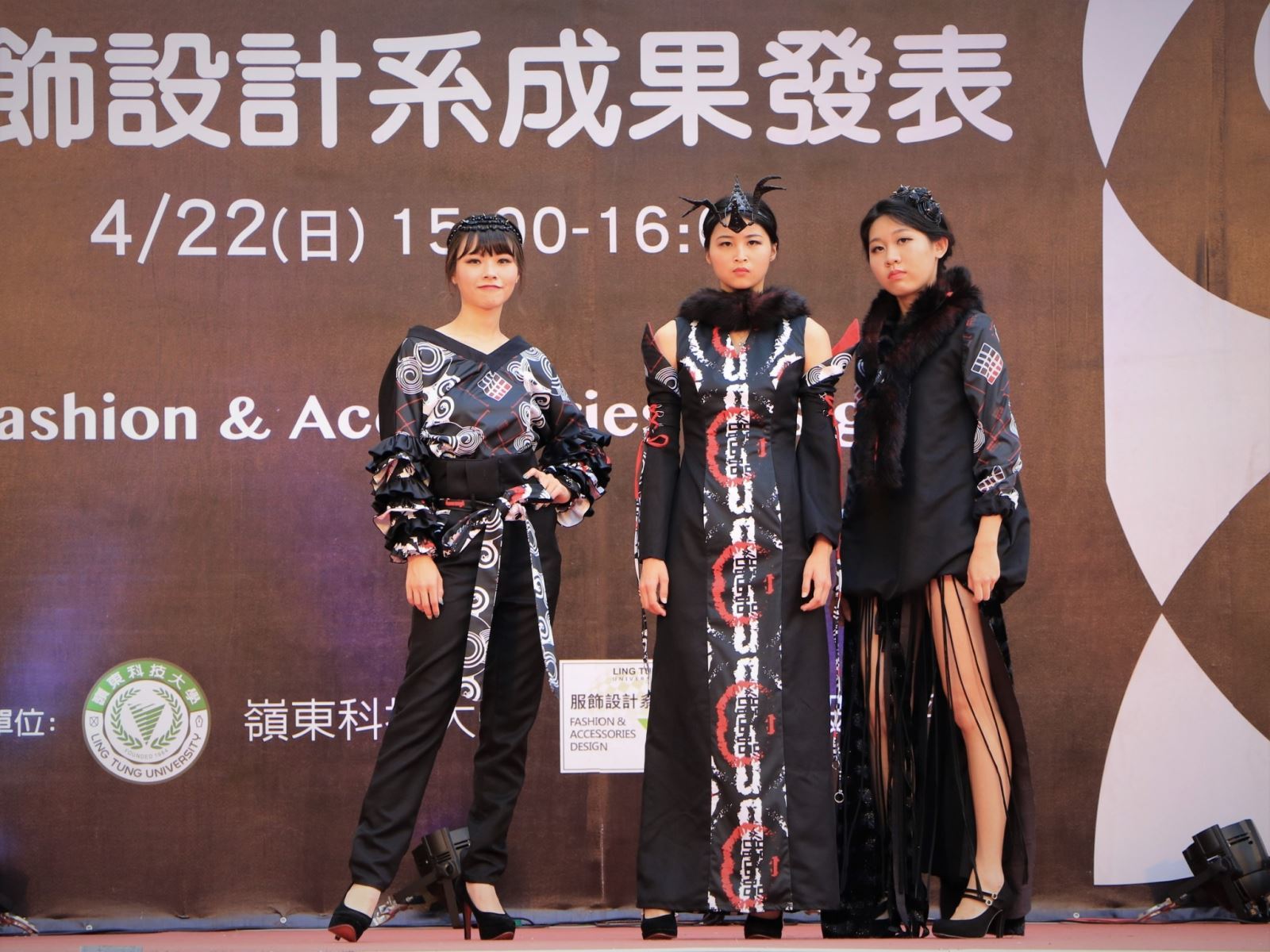 圖像裡可能有3 個人、大家站著和文字
