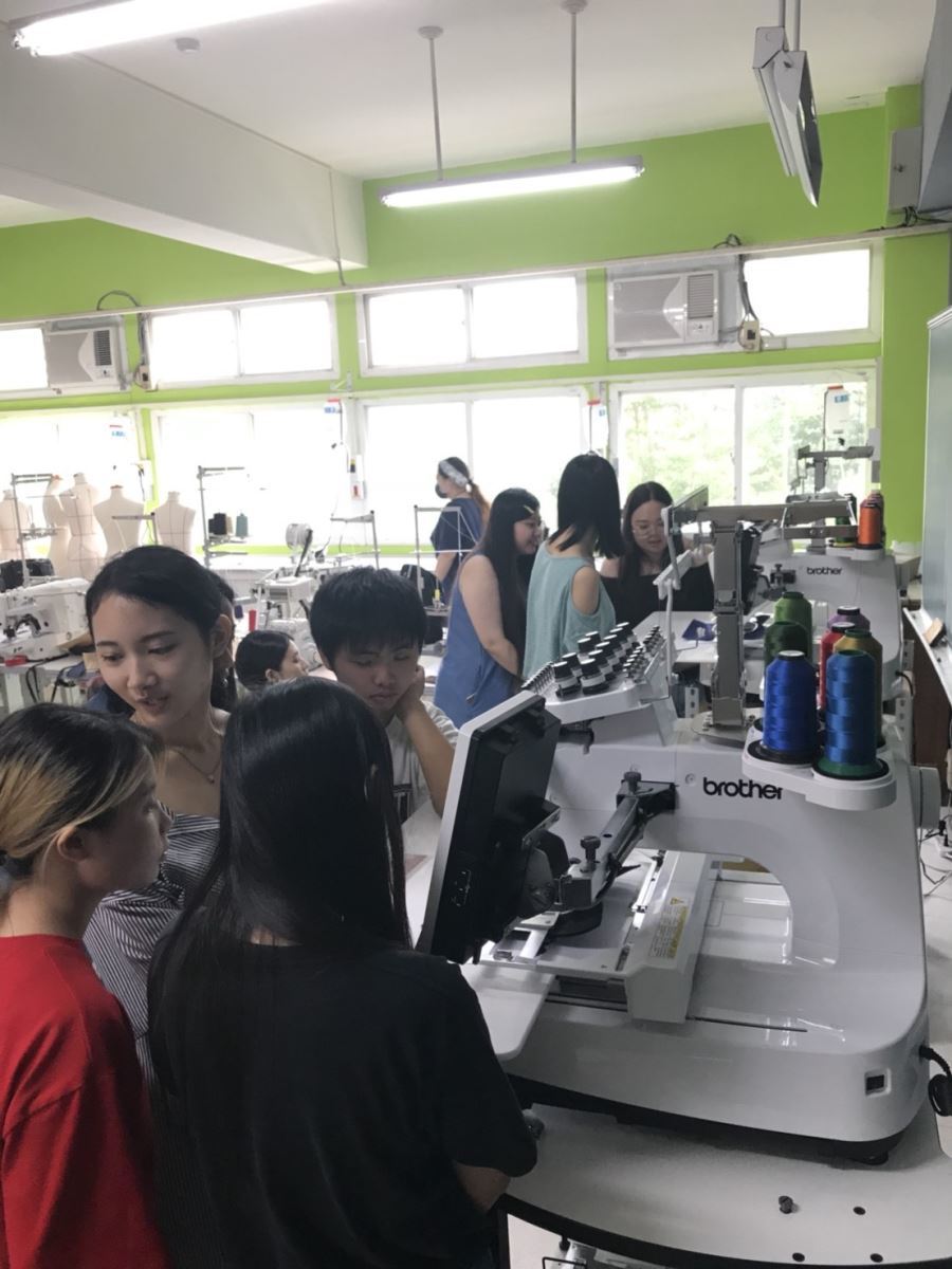 圖像裡可能有5 個人、室內