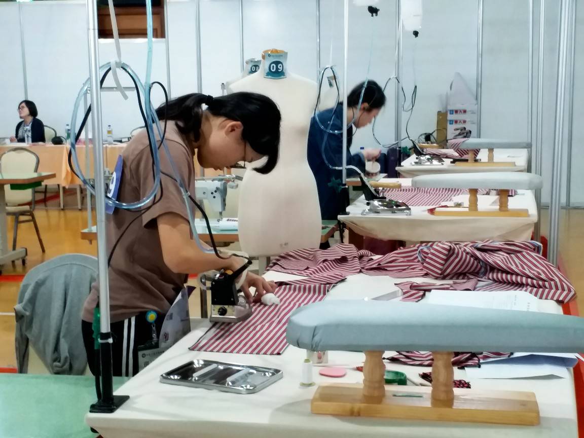 圖像裡可能有一或多人、大家坐著和室內