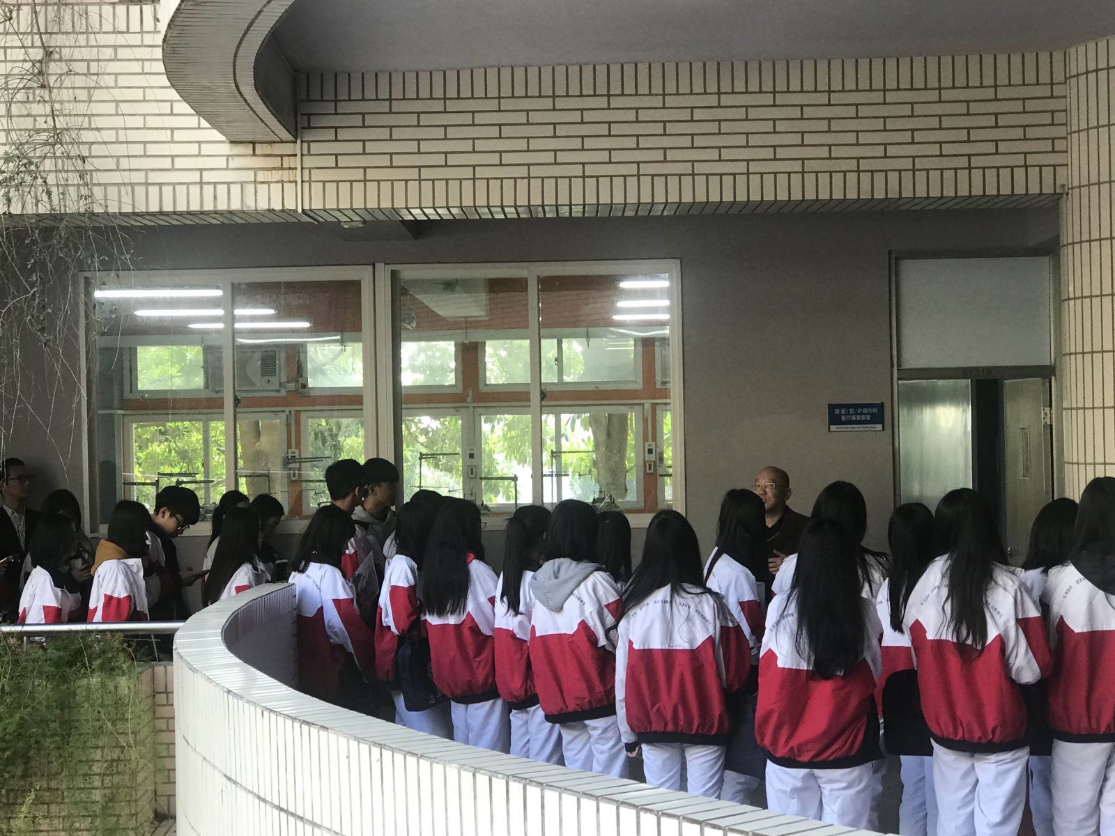 圖像裡可能有3 個人、大家坐著和室內