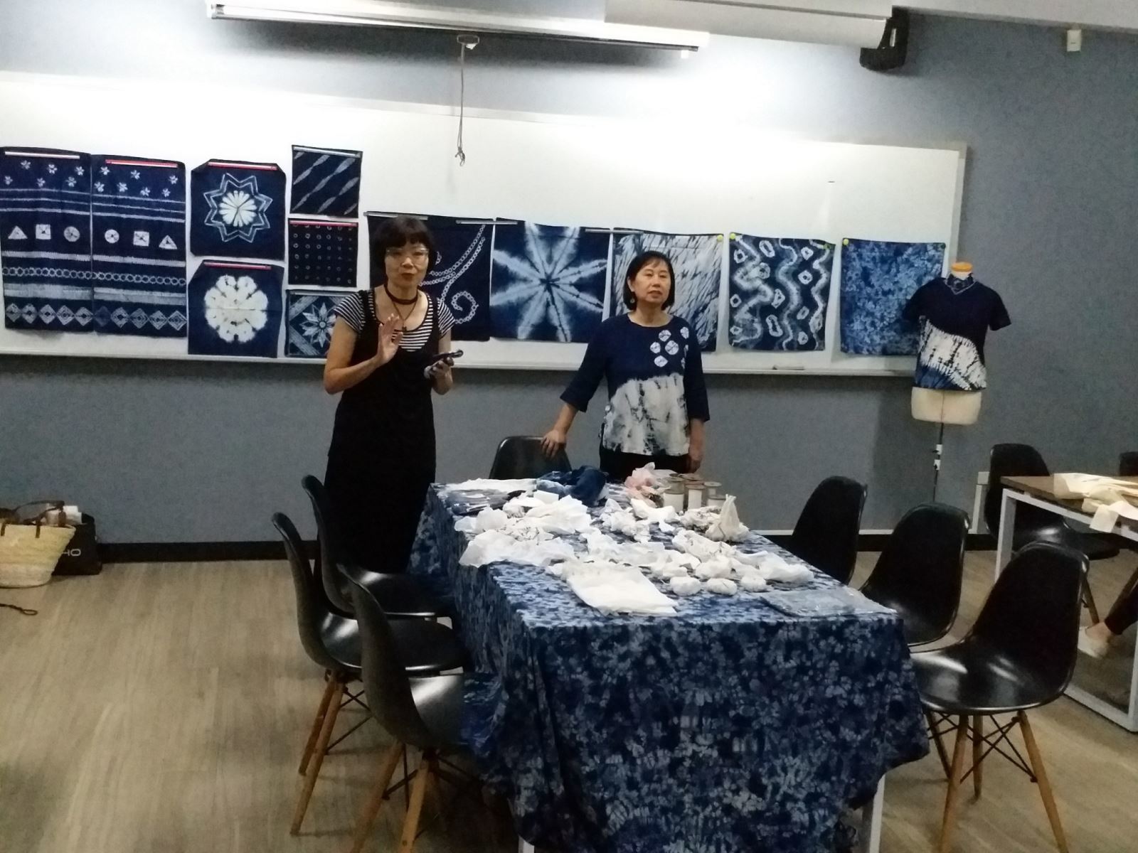 圖像裡可能有2 個人、室內