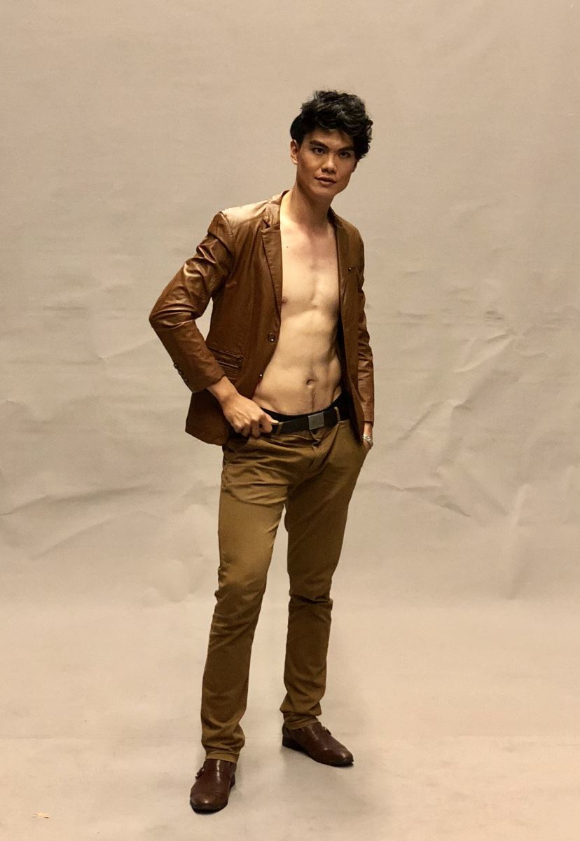 圖像裡可能有1 人、站立和鞋子