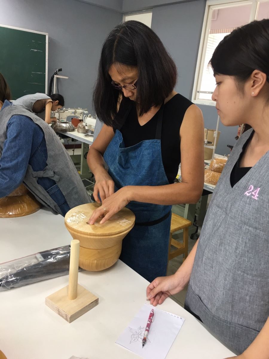 圖像裡可能有1 人、坐下、表格和室內