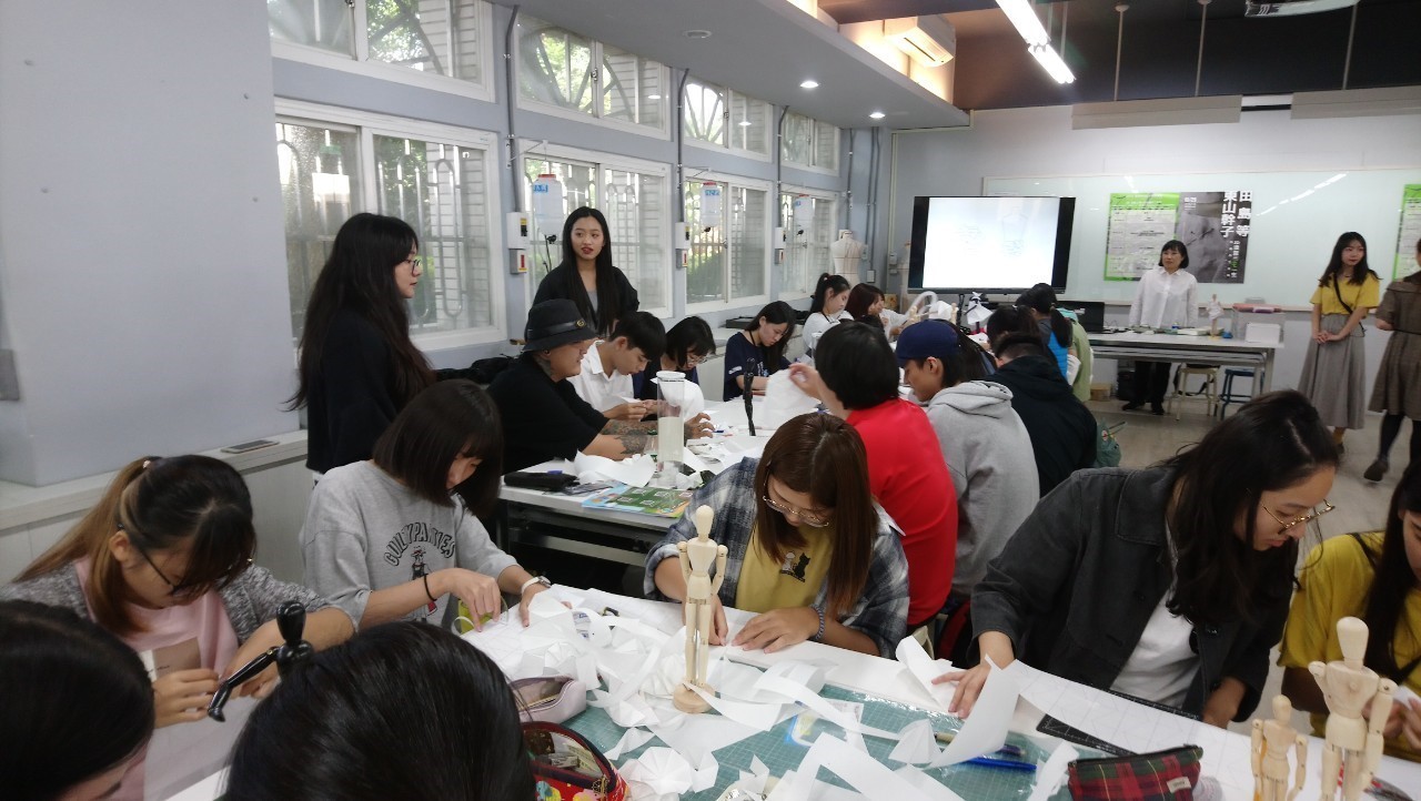 圖像裡可能有3 個人、大家坐著、大家在吃東西、表格和室內