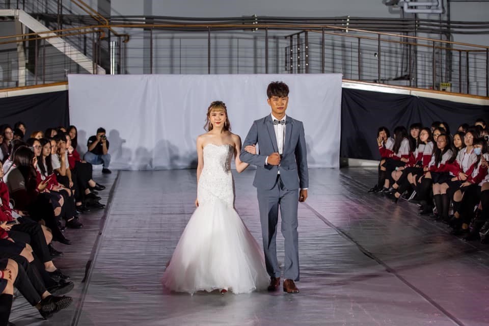 圖像裡可能有2 個人、婚禮