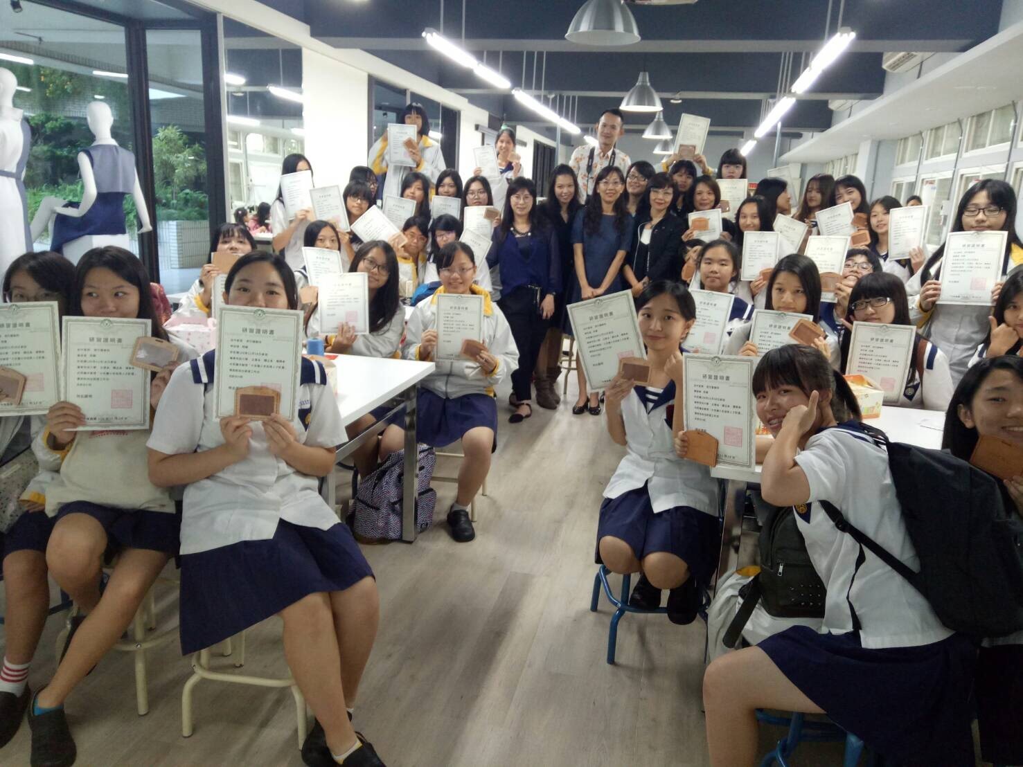 圖像裡可能有13 個人、室內