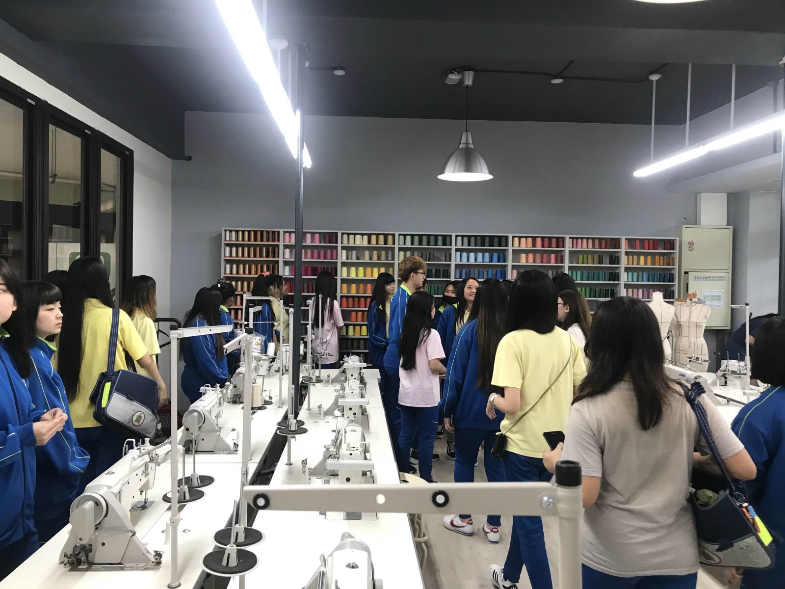 圖像裡可能有3 個人、大家站著