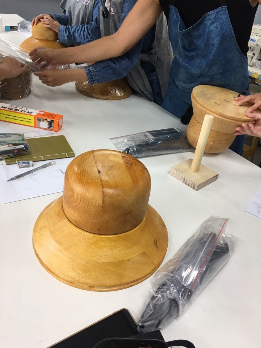 圖像裡可能有一或多人、大家坐著和食物