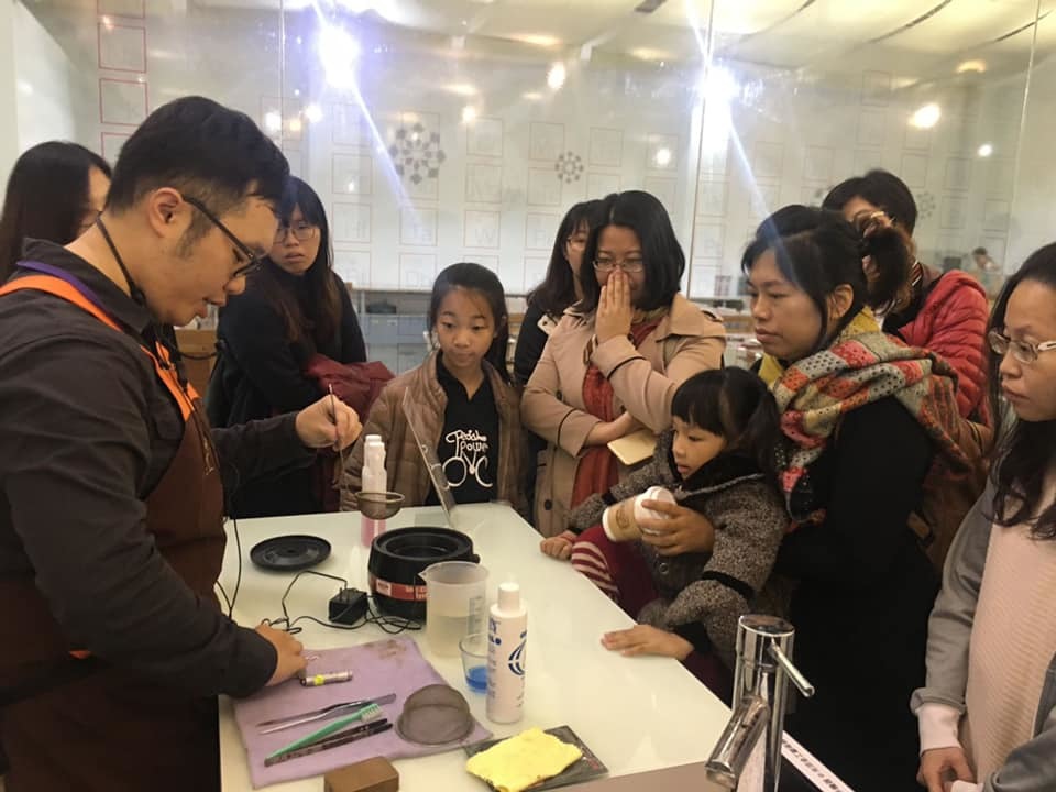圖像裡可能有5 個人、大家坐著