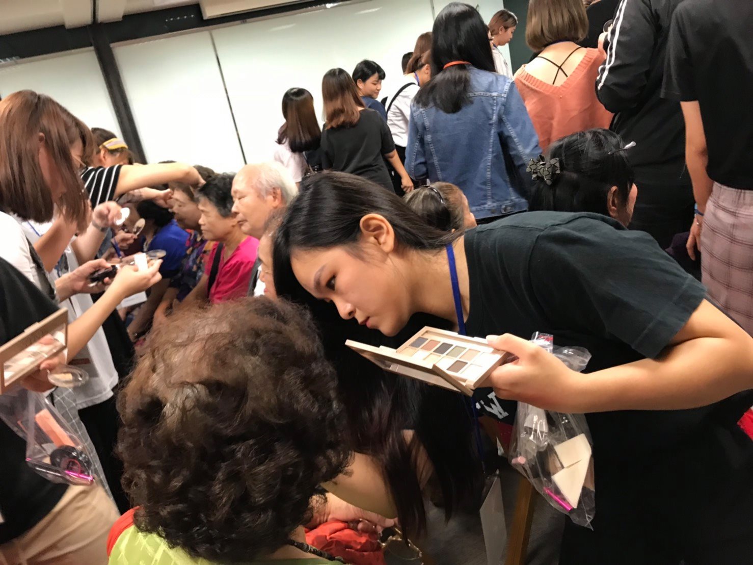 圖像裡可能有3 個人、大家坐著