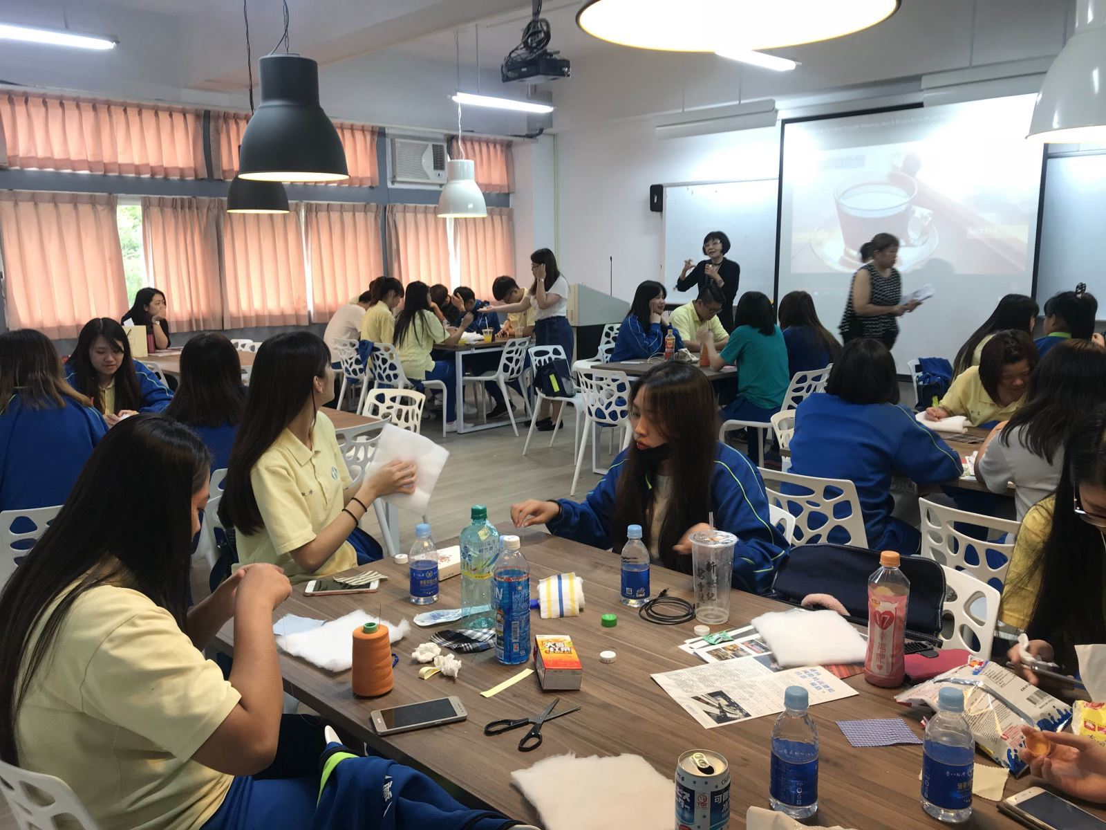 圖像裡可能有7 個人、大家坐著和室內