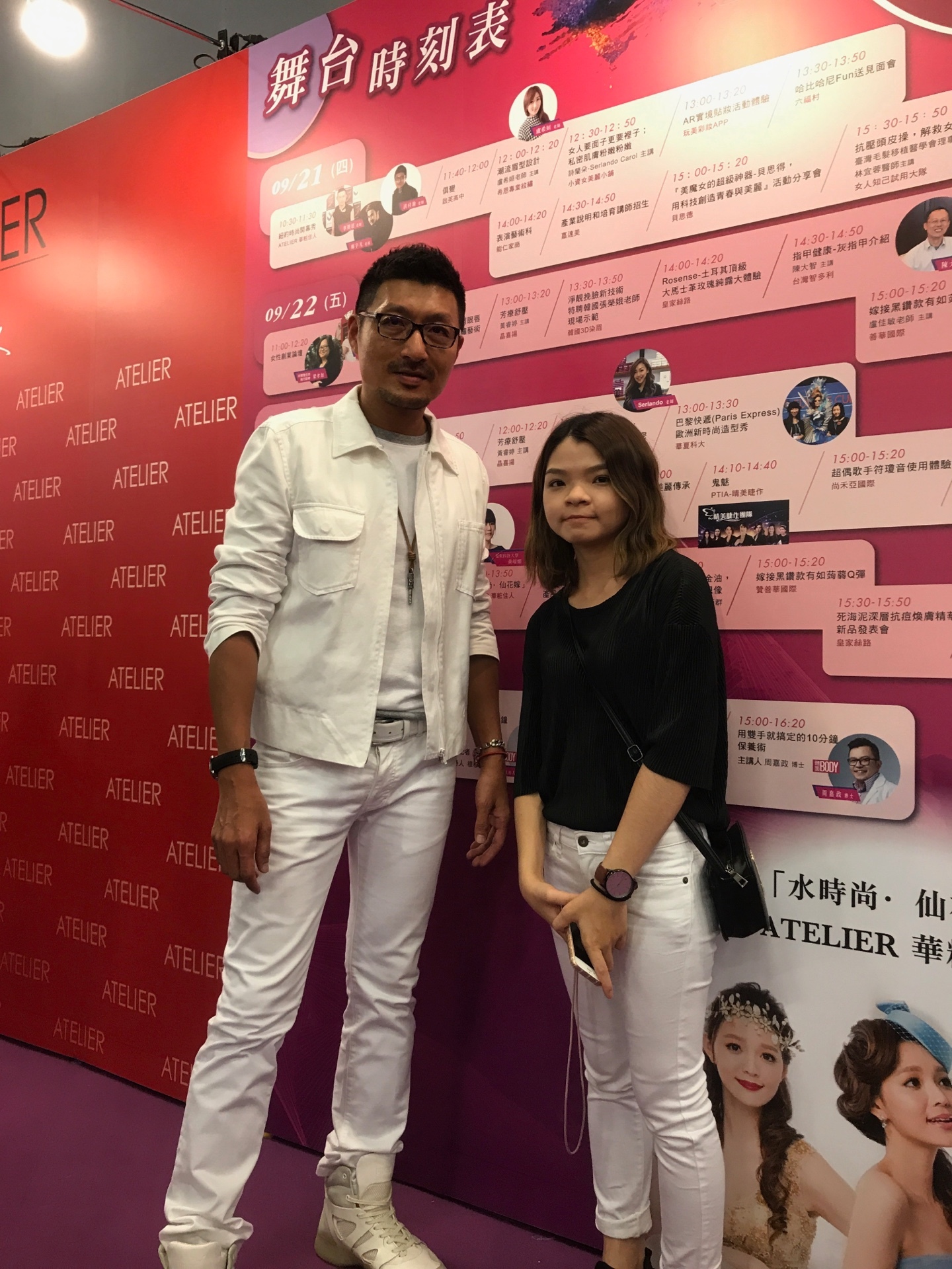 圖像裡可能有4 個人、大家站著