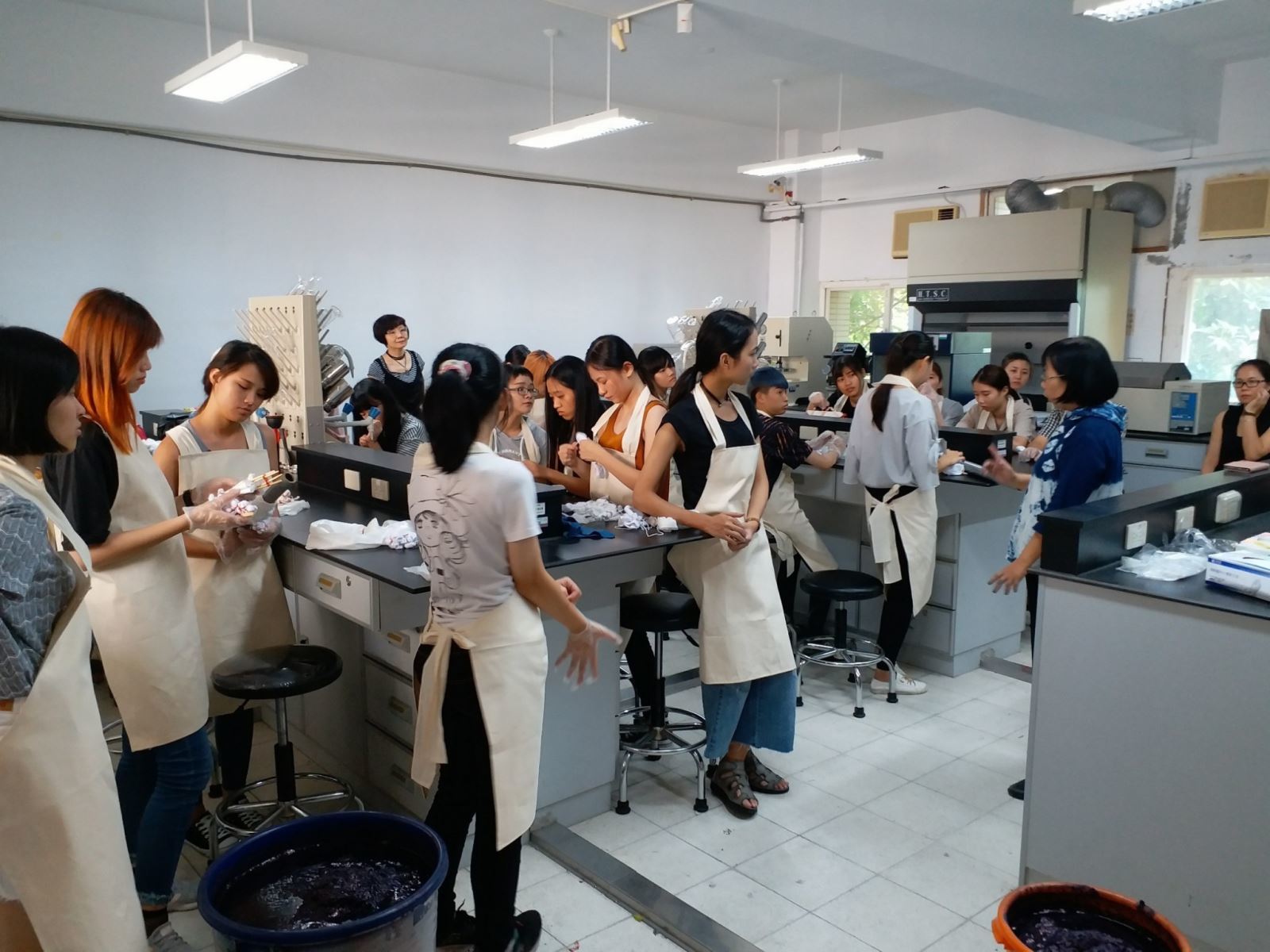 圖像裡可能有3 個人、室內