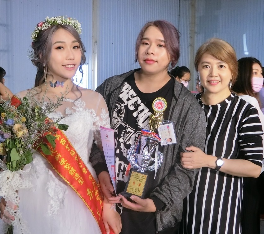 圖像裡可能有4 個人、大家站著