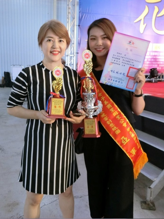 圖像裡可能有3 個人、大家站著和室內
