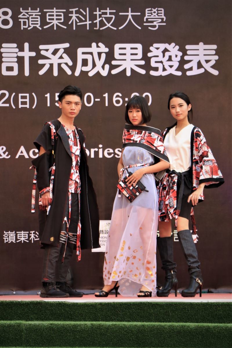 圖像裡可能有13 個人、大家站著
