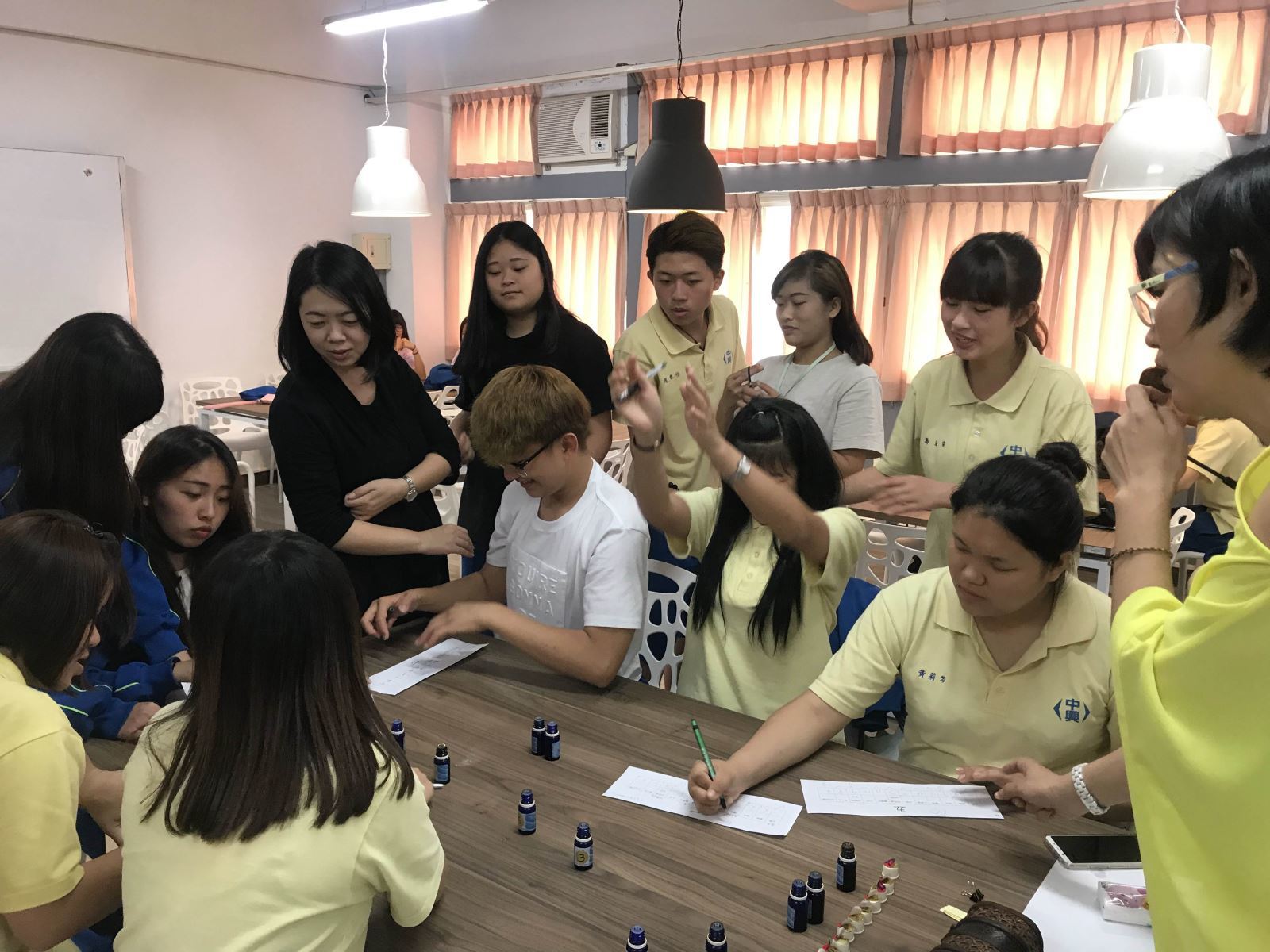 圖像裡可能有1 人、坐下、表格和室內