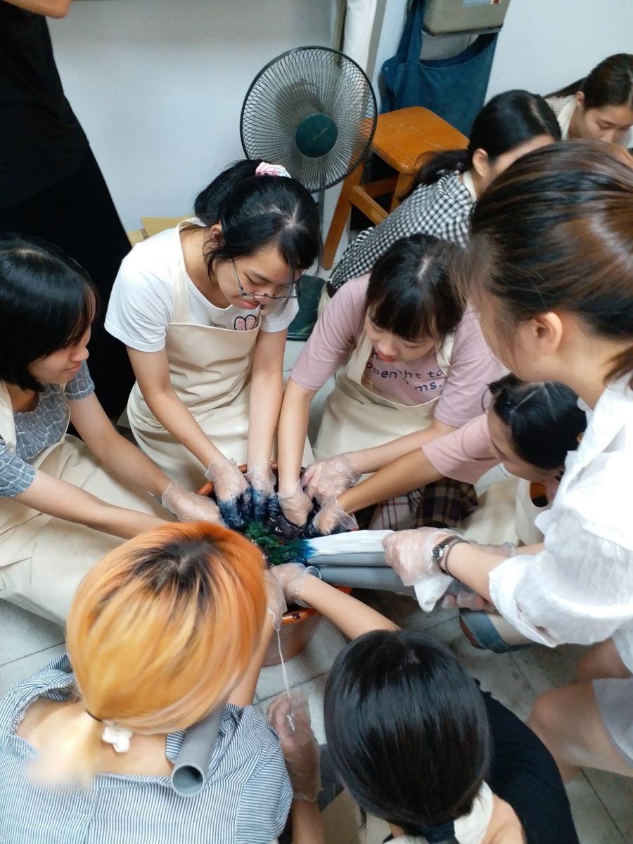 圖像裡可能有4 個人、室內