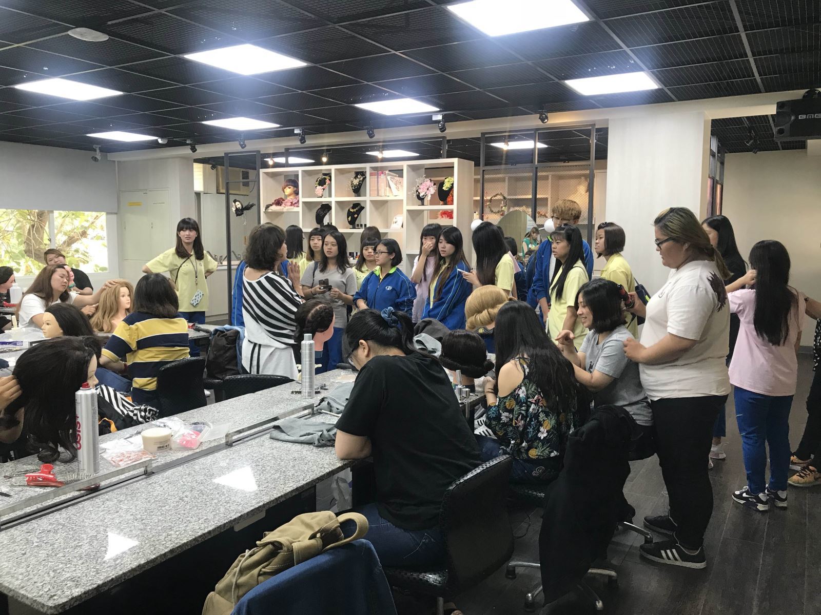 圖像裡可能有1 人、坐下和室內