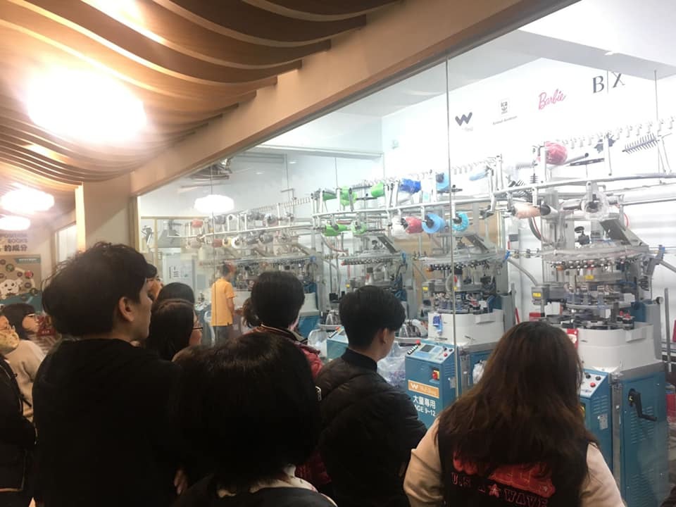 圖像裡可能有一或多人和室內