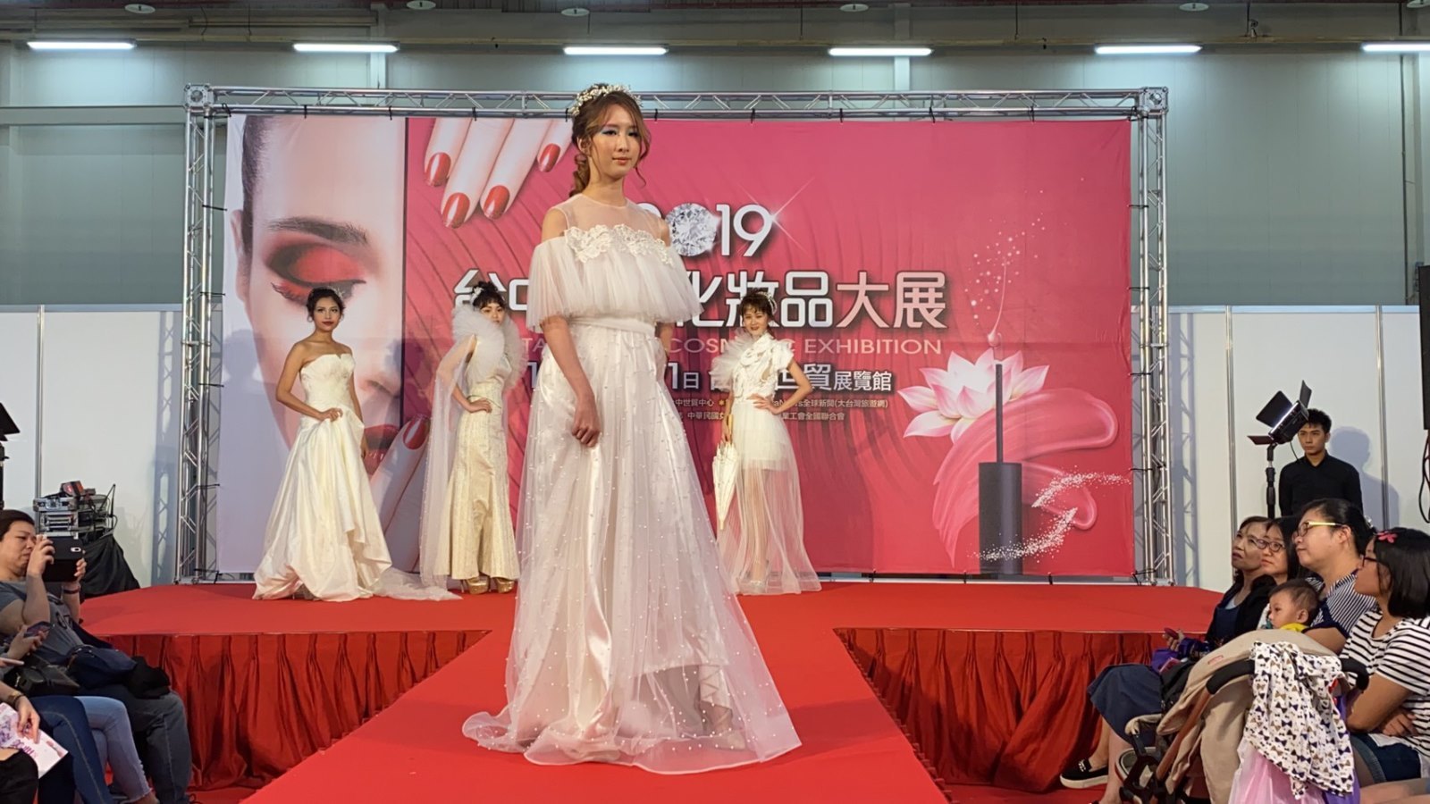 圖像裡可能有7 個人、大家站著