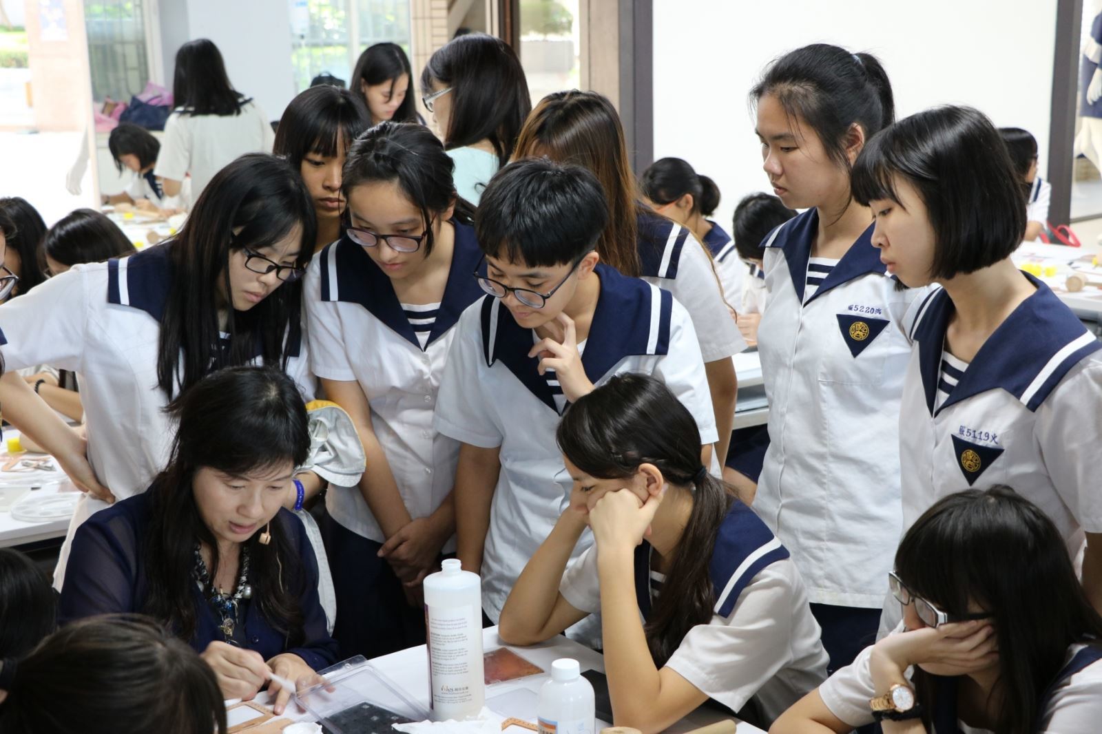 圖像裡可能有12 個人、大家站著和室內