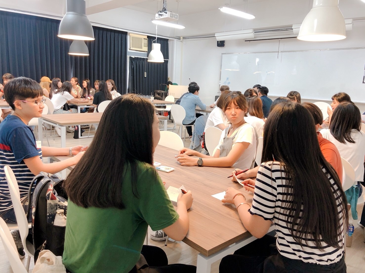 圖像裡可能有3 個人、大家坐著、表格和室內