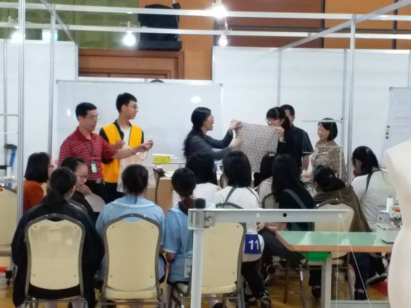 圖像裡可能有3 個人、大家坐著