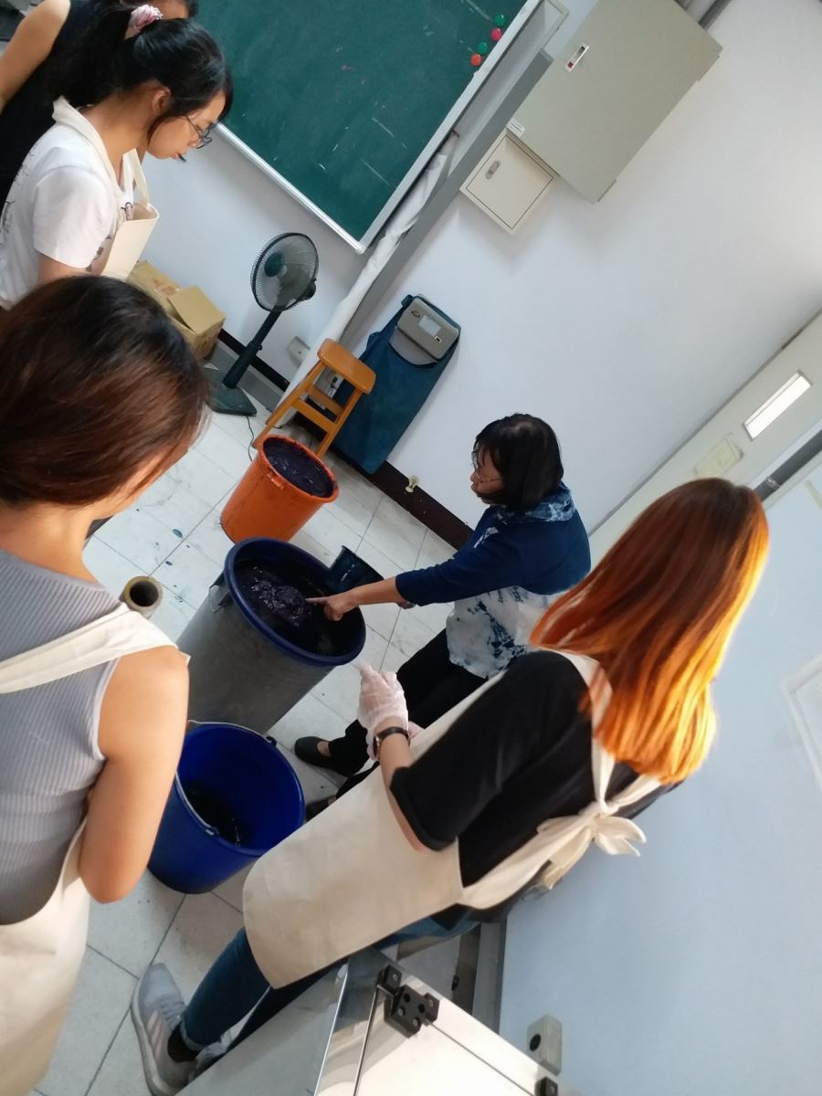圖像裡可能有5 個人、室內