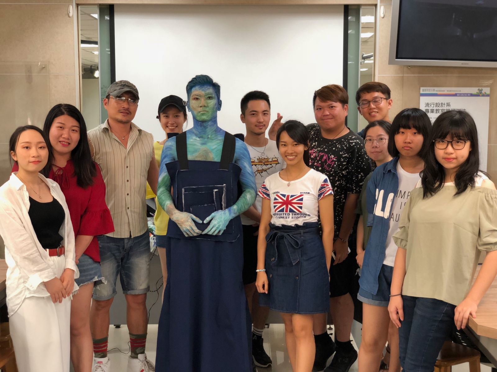 圖像裡可能有12 個人、大家站著