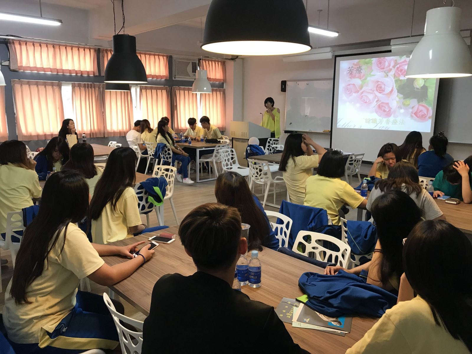 圖像裡可能有6 個人、大家坐著和室內